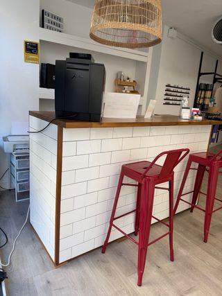 Mueble bar profesional con taburetes