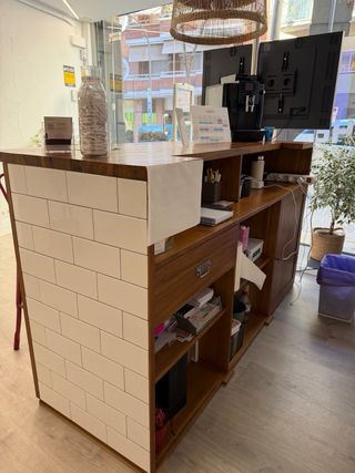 Mueble bar profesional con taburetes