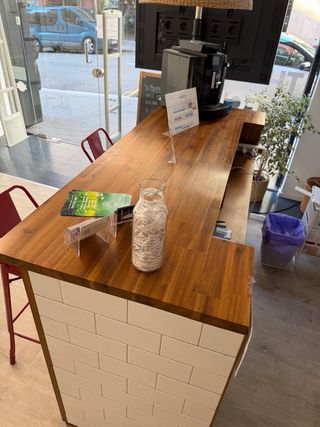 Mueble bar profesional con taburetes