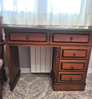 Escritorio clásico de madera