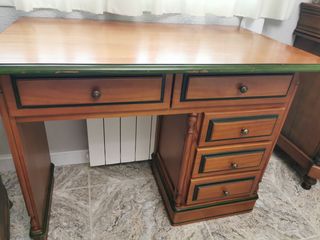 Escritorio clásico de madera