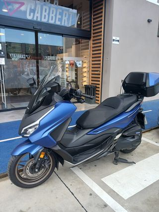 Honda Forza 350 con baúl