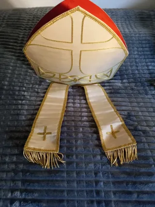 Mitra bordada en tela dorada