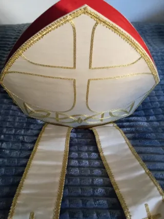 Mitra bordada en tela dorada