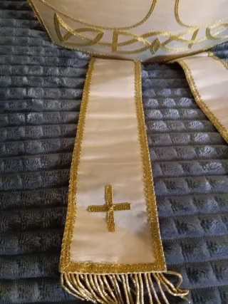 Mitra bordada en tela dorada