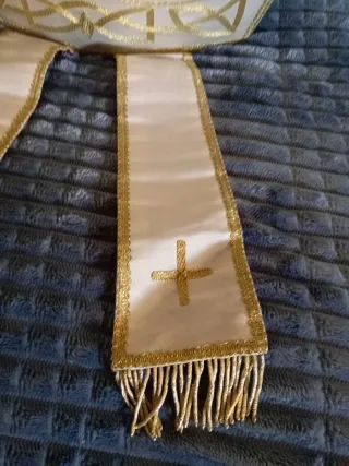 Mitra bordada en tela dorada