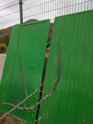 Puerta metálica verde buen estado