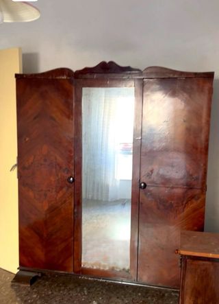 Armario de madera con espejo