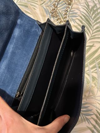 Borsetta similpelle blu con tracolla metallica