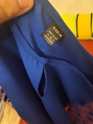 Vestido azul con mangas de lunares