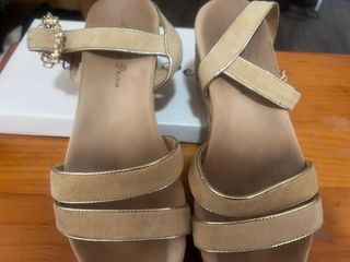 Sandalias Beige y Doradas con Hebilla