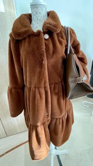 Pelliccia ecologica e borsa marrone