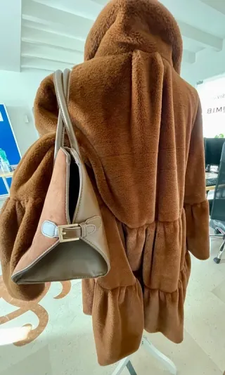 Pelliccia ecologica e borsa marrone