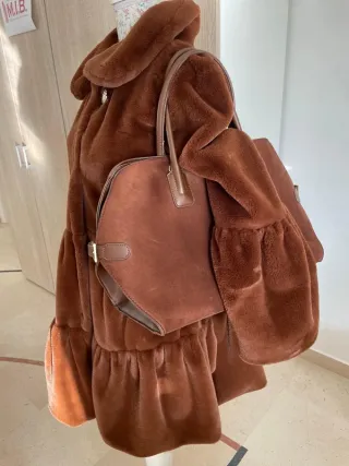 Pelliccia ecologica e borsa marrone