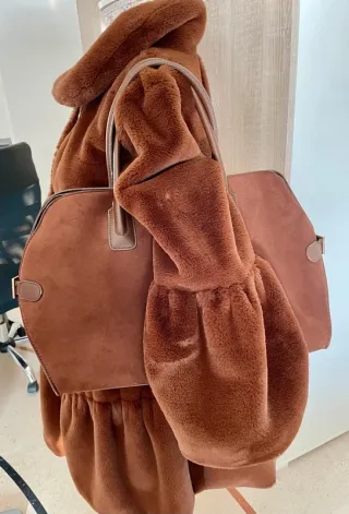 Pelliccia ecologica e borsa marrone