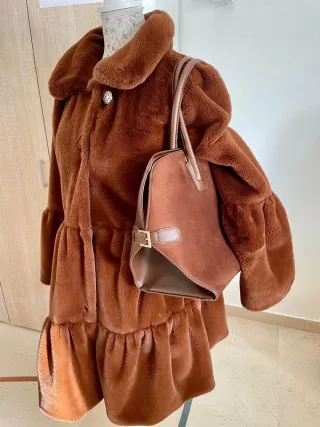 Pelliccia ecologica e borsa marrone