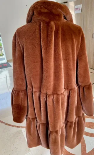 Pelliccia ecologica e borsa marrone