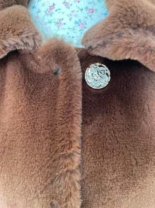 Pelliccia ecologica e borsa marrone