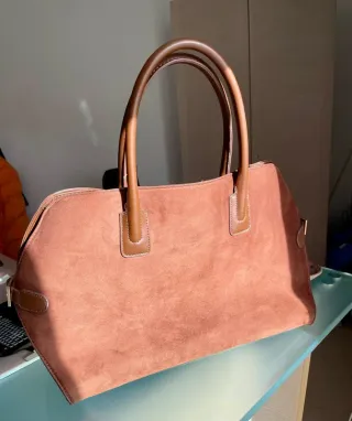 Pelliccia ecologica e borsa marrone