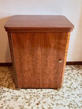 Máquina de coser antigua con mueble