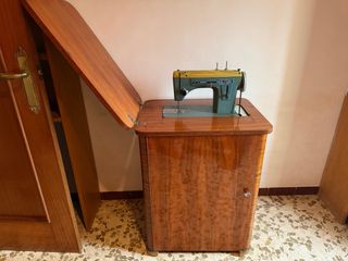 Máquina de coser antigua con mueble