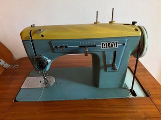 Máquina de coser antigua con mueble