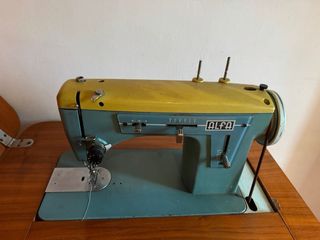 Máquina de coser antigua con mueble