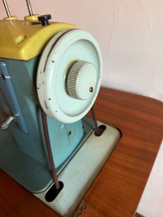 Máquina de coser antigua con mueble