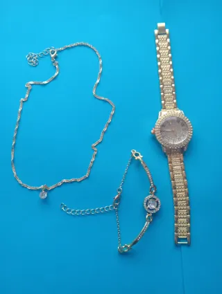 Conjunto de Joyas Doradas: Collar, Pulsera y Reloj