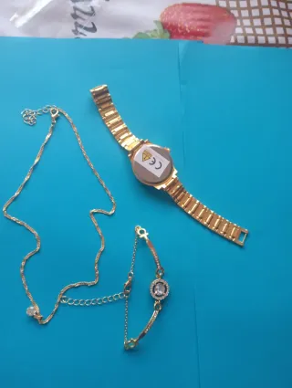 Conjunto de Joyas Doradas: Collar, Pulsera y Reloj