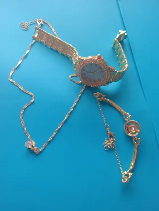 Conjunto de Joyas Doradas: Collar, Pulsera y Reloj