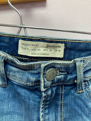 Pantalón vaquero desgastado y roto