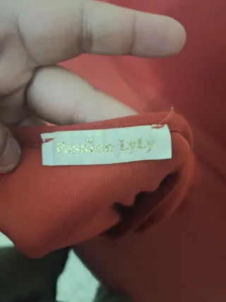 Blusa roja con cinturón y hebilla