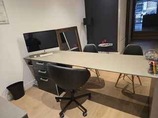 Mobiliario de oficina: mesa y muebles