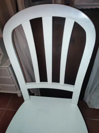 Silla de madera blanca estilo clásico