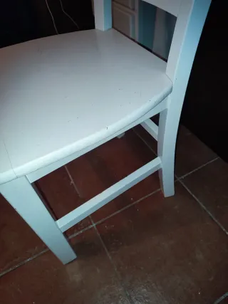 Silla de madera blanca estilo clásico