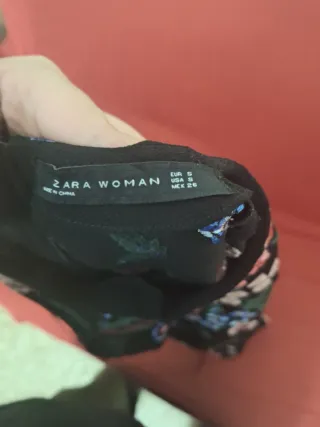 Vestido negro bordado floral