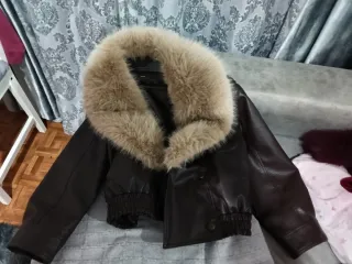 Bomber marrón con cuello de pelo