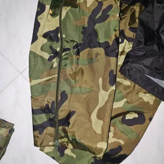 Chaqueta impermeable y pantalón camuflaje