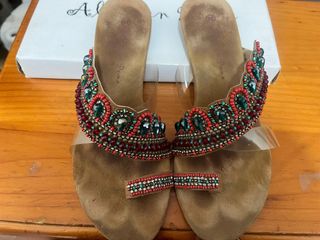 Sandalias adornadas con pedrería