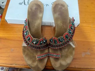 Sandalias adornadas con pedrería