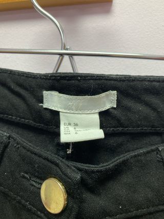 Pantalón negro con cremallera dorada