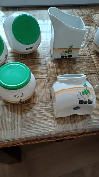 Juego vintage de tarros de cocina de porcelana.