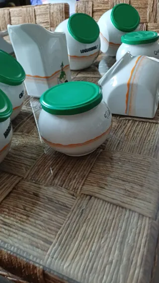 Juego vintage de tarros de cocina de porcelana.