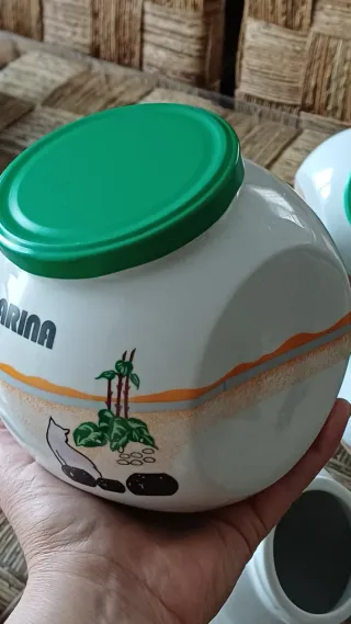 Juego vintage de tarros de cocina de porcelana.