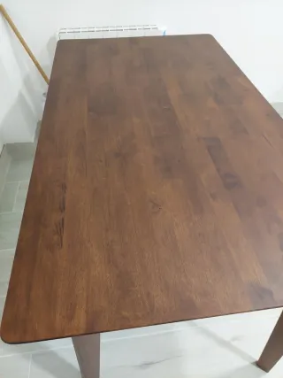 Mesa de comedor de madera