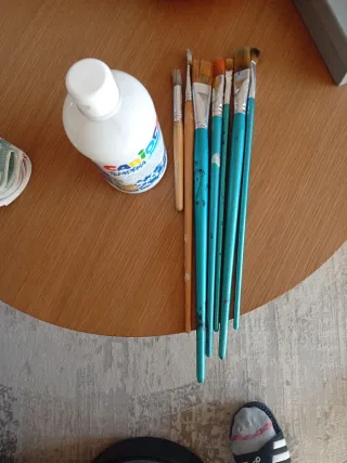 Pinceles y bote pintura blanca