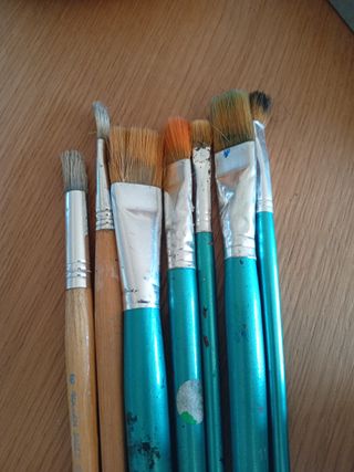 Pinceles y bote pintura blanca