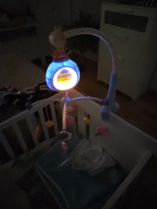 Móvil Cuna Musical Pingüino Corona