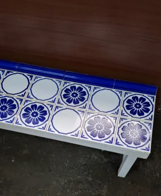 Banco de jardín con azulejos